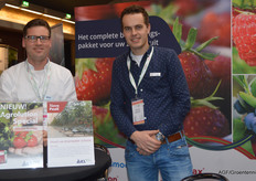 Roel Bloemert en Frank Duijzer van ICL Specialty Fertilizers. Natriumarme meststoffen zijn ook in een gevoelige teelt zoals aardbei welkom, bijvoorbeeld de eind vorig jaar door ICL geïntroduceerde volledig wateroplosbare MKP-meststof Nova Peak met een laag natriumgehalte.